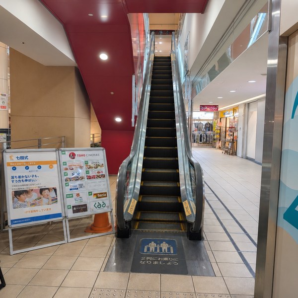 くるる館内のエスカレーター