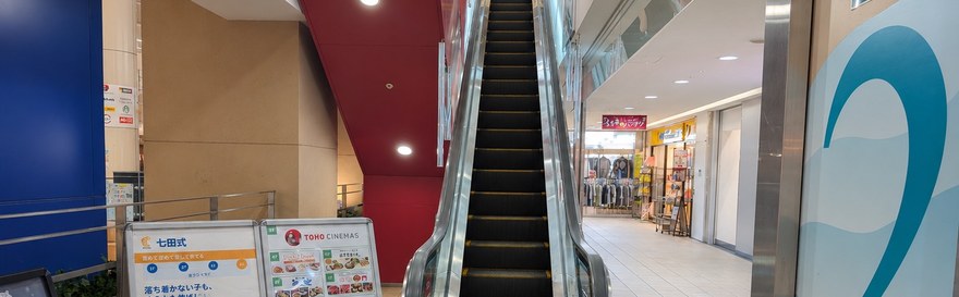 くるる館内のエスカレーター