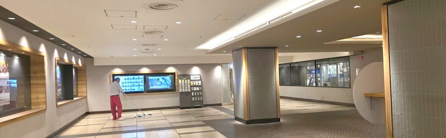 案内板とデジタルサイネージのある開けたフロア