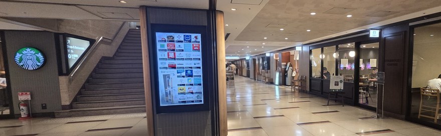 スターバックスコーヒー大手町ビル店と階段右横の通路