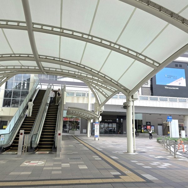 屋根付きの通路とプレナ幕張の外観