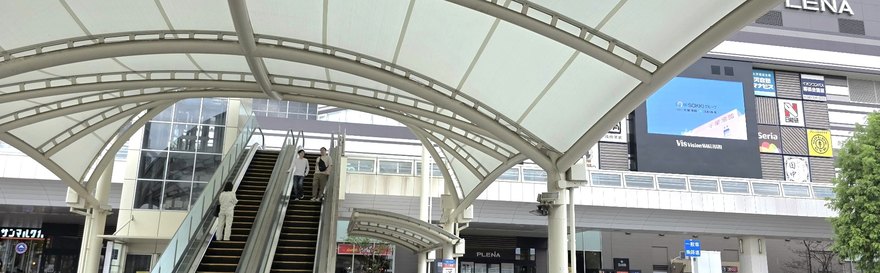 屋根付きの通路とプレナ幕張の外観