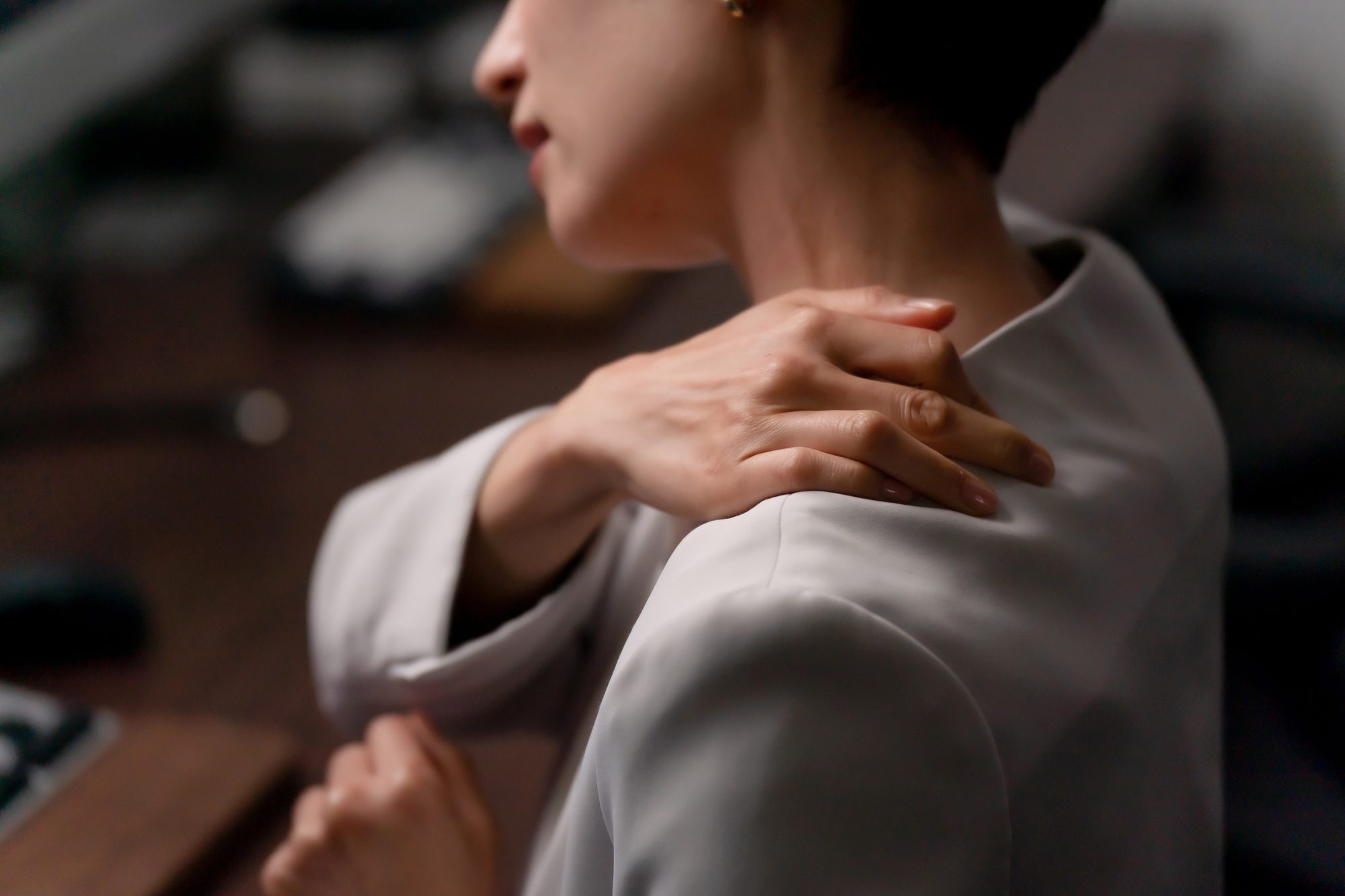 肩に不調を抱える女性