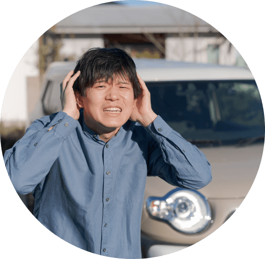 頭を抱えて困っている男性
